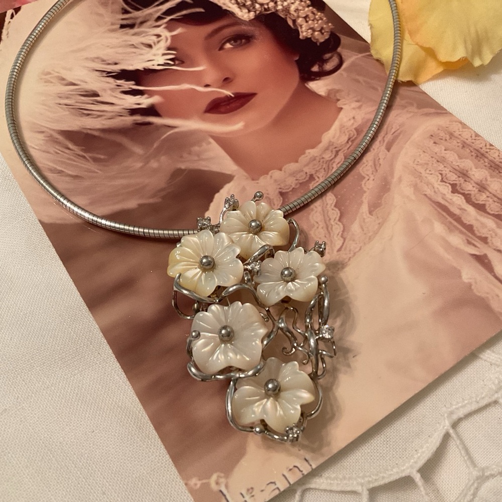 VINTAGE 925 STERLING HAND-CARVED MOTHER OF PEARL FLOWER & CZ PIN PENDANT